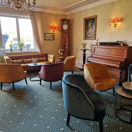 Отель Chateau De Pourtales 3*