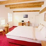 Chateau De Pourtales Hotel